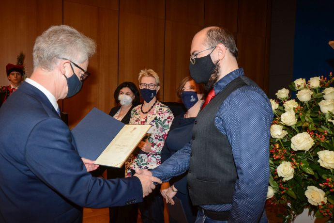Rektor UJ prof. Jacek Popiel wręcza nagrodę im. Hugona Kołłątaja Zespołowi WBBiB
